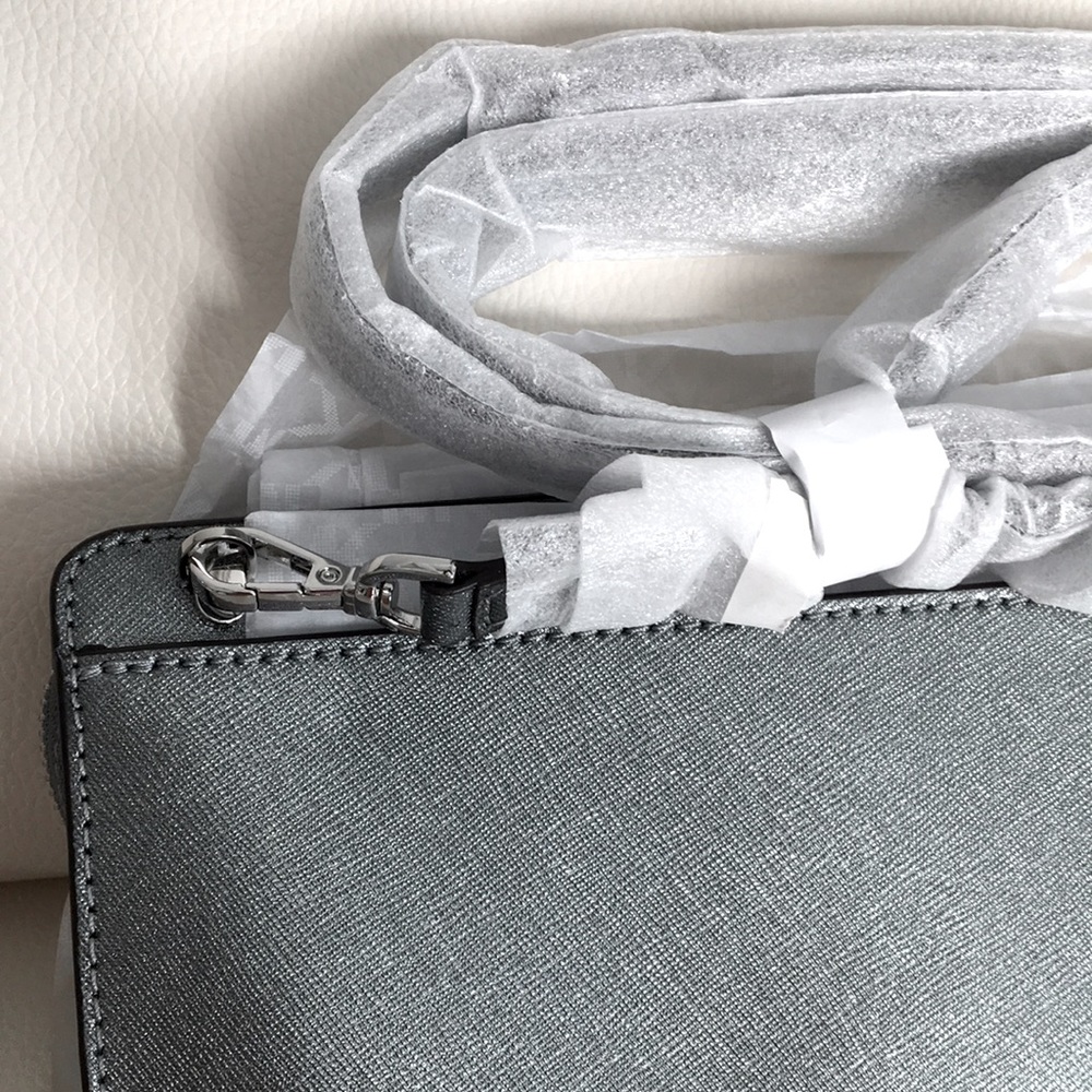 MICHAEL KORS Jet Set Large Crossbody Clutch - Pewter NWT - Picture 4 of 10